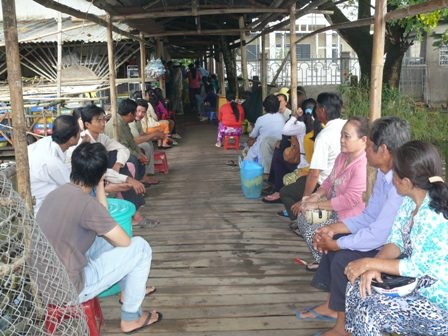 Tờ mờ sáng, đông đảo người dân ở xã Thanh Tùng (thuộc TP