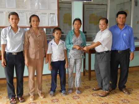 Đại diện bạn đọc Dân trí, ông Nguyễn Văn Nô – Phó chủ tịch xã Phú Quí trao số tiền