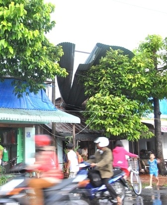 Dông lốc làm hư hại gần 100 nhà dân