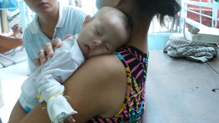 Trẻ nhập viện đông sau tiêm vắc xin Quinvaxem là do… tâm lý?