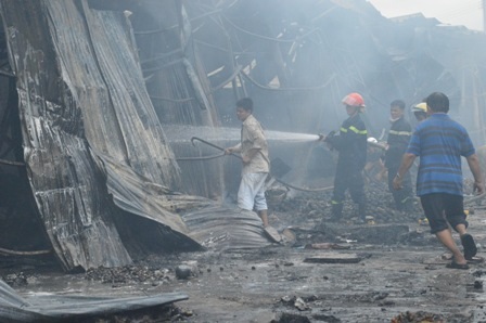 Người dân cùng lực lượng PCCC nỗ lực dập lửa