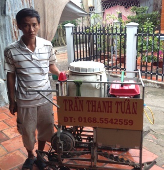 Anh “hai lúa” chế tạo máy phun thuốc điều khiển từ xa - 1 Chiếc máy phun thuốc điều khiển từ xa của anh Tuấn đã được bảo bộ độc quyền