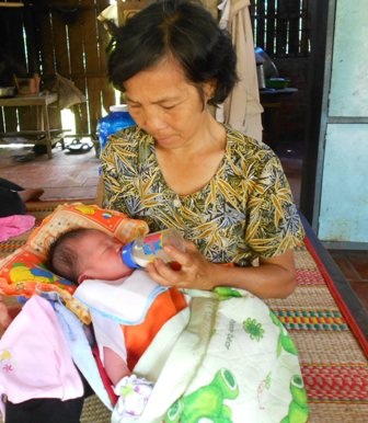 Cháu bé được bà nội đưa về chăm sóc