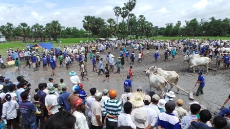 Đây là những hình ảnh đầu tiền tại lễ hội được xem là bẩn nhất tại Việt Nam