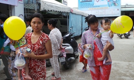 Mới 10 giờ hơn đã có gần 20 phụ huynh các bé đứng xếp hàng chờ nhận cháo