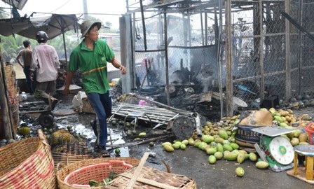 Người dân cùng lực lượng PCCC nỗ lực dập lửa