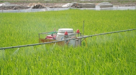 Chiếc máy phun thuốc điều khiển từ xa của anh Tuấn đã được bảo bộ độc quyền