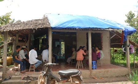 Cháu bé được bà nội đưa về chăm sóc