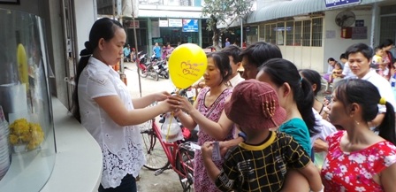 Mới 10 giờ hơn đã có gần 20 phụ huynh các bé đứng xếp hàng chờ nhận cháo