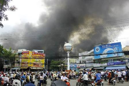 Cháy chợ dữ dội, thiêu rụi gần 100 vựa trái cây - 3 Một số trái cây được người dân đưa ra bên ngoài nhưng cũng bị hư hết vì sức nóng