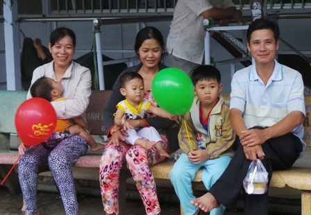 Mới 10 giờ hơn đã có gần 20 phụ huynh các bé đứng xếp hàng chờ nhận cháo