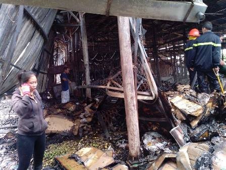 Cháy chợ dữ dội, thiêu rụi gần 100 vựa trái cây - 7 Người dân cùng lực lượng PCCC nỗ lực dập lửa