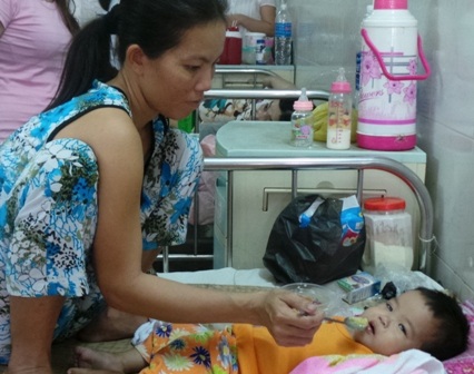 Mới 10 giờ hơn đã có gần 20 phụ huynh các bé đứng xếp hàng chờ nhận cháo