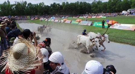 Dù gần tới đích nhưng cũng cố nhìn lại đối thủ