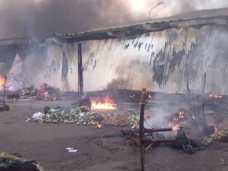 Cháy chợ dữ dội, thiêu rụi gần 100 vựa trái cây - 4 Một số trái cây được người dân đưa ra bên ngoài nhưng cũng bị hư hết vì sức nóng