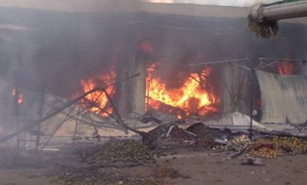 Cháy chợ dữ dội, thiêu rụi gần 100 vựa trái cây - 5 Người dân cùng lực lượng PCCC nỗ lực dập lửa