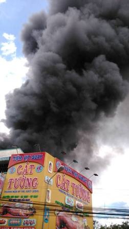 Cháy chợ dữ dội, thiêu rụi gần 100 vựa trái cây - 2 Một số trái cây được người dân đưa ra bên ngoài nhưng cũng bị hư hết vì sức nóng