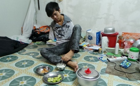 Một bữa cơm đạm bạc của cậu sinh viên không tay - Minh Trí