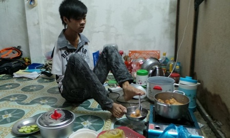 Trí đang dùng thìa múc đồ ăn