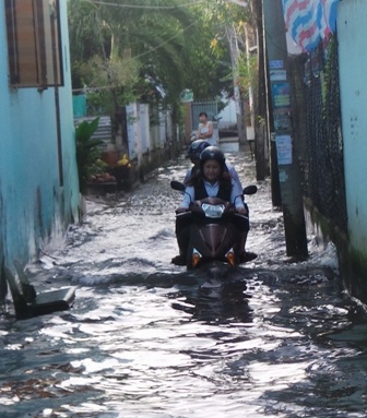 Người dân sống trong hẻm 71 đường 3/2 vất vả vượt thuỷ thần đến sở làm