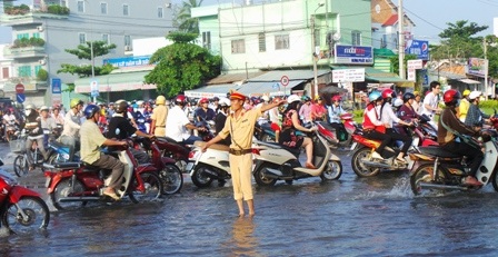 CSGT xắn quần, cởi giày điều tiết giao thông