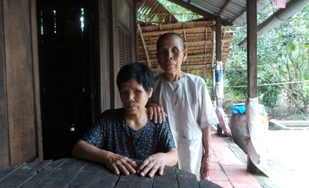 Cụ Nhàn (ngồi) và cụ Ba sống trong nghèo khó, phải nhờ đến sự giúp đỡ của bà con hàng xóm