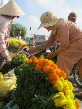 Ăn theo rằm tháng 10, hoa, củ, quả,… tăng giá gấp 2 lần