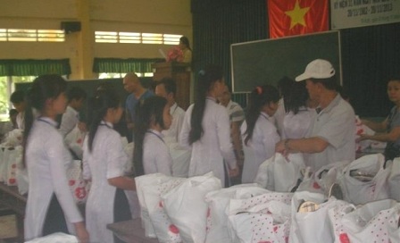 Bạn đọc Dân trí tặng học sinh nghèo hơn 200 bộ đồng phục