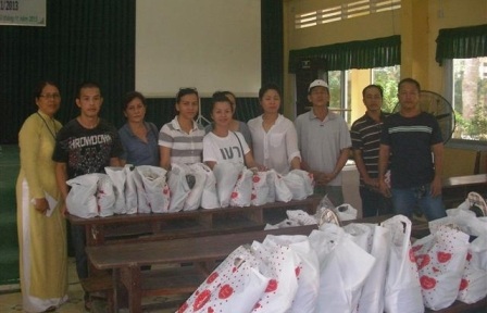 Bạn đọc Dân trí tặng học sinh nghèo hơn 200 bộ đồng phục