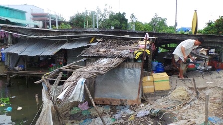 Ra vào nhà anh Khanh phải cuối gập người