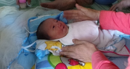 Bé Đồng Tiểu tuy bị khuyết chân tay nhưng gương mặt rất lanh lợi.