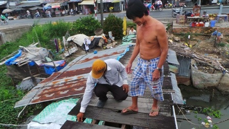 Anh Bé và người dân khu vực chỉ cho PV xem những chỗ gỗ bị mục