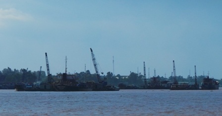 Giám đốc Sở nội vụ bị kỷ luật vì dây dưa với cát tặc