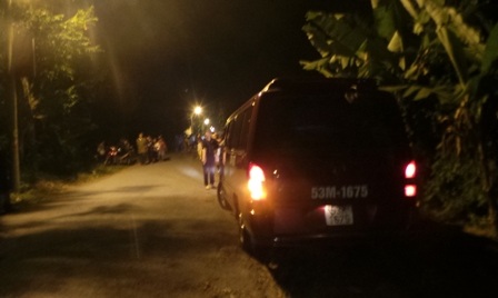 Nhà chùa vẫn còn thắp đèn rực sáng như thế này dù địa phương đã nhiều lần đến vận động tắt bớt đèn