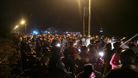 Dòng người ùn ùn đổ về xem Phật hiện khiến giao thông tê liệt