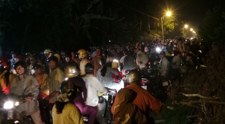 Đoạn đường trước cổng chùa Phước Sơn kẹt cứng