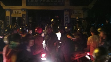 Đoạn đường trước cổng chùa Phước Sơn kẹt cứng