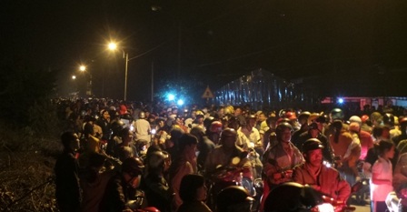 Dòng người cứ cuồn cuộn đổ về