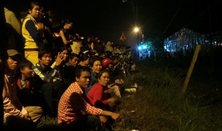 Hàng nghìn người tập trung trên tỉnh lộ chờ Phật hiện