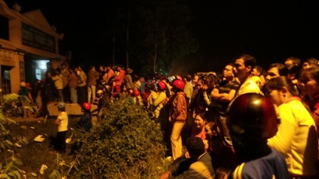 Hàng nghìn người tập trung trên tỉnh lộ chờ Phật hiện