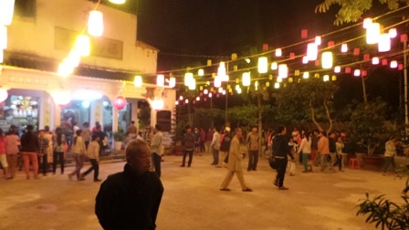 Nhà chùa vẫn còn thắp đèn rực sáng như thế này dù địa phương đã nhiều lần đến vận động tắt bớt đèn