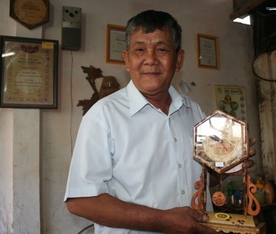 Bằng chất liệu tre bông ông Viễn mô phỏng chiếc đồng hồ ở chợ cổ TP Cần Thơ