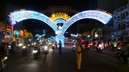 Đông đảo giáo dân tập trung tại nhà thờ Chánh toà xem hoạt cảnh Chúa giáng thế