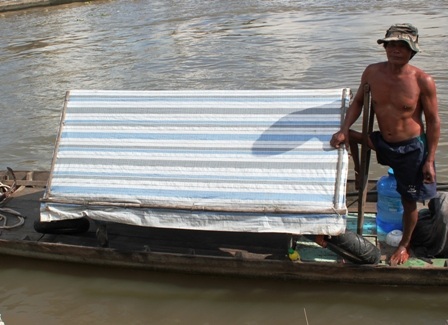 Chỉ cần ngậm cái ống hơi như thế này, ông Hồ Tân có thể ngâm mình dưới nước hơn 40 phút