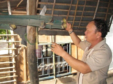 Anh Liền đang giới thiệu dụng cụ bắt nhái