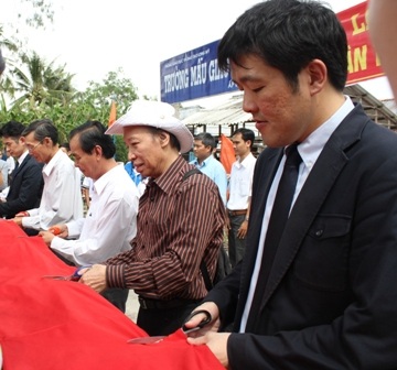 TBT báo điện tử Dân trí Phạm Huy Hoàn phát biểu tại buổi lễ khánh thành cầu Dân trí ở Hậu Giang