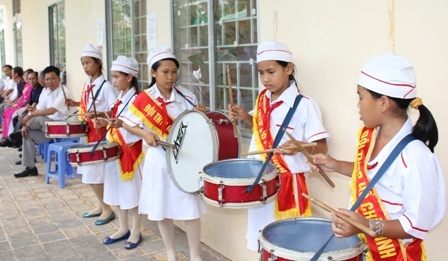 Tiếng trống mở đầu cho buổi lễ khánh thành cầu Dân trí ở Hậu Giang