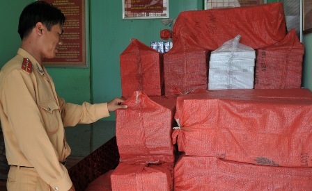 Bắt giữ hàng triệu gói thuốc lá lậu nhập ngoại - 1 Cuối năm nóng tình trạng buôn thuốc lá lậu qua biến giới