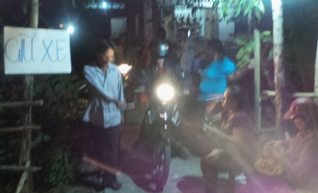 Một số bãi giữ xe tại các điểm nóng tăng giá lên 10.000 đồng/chiếc