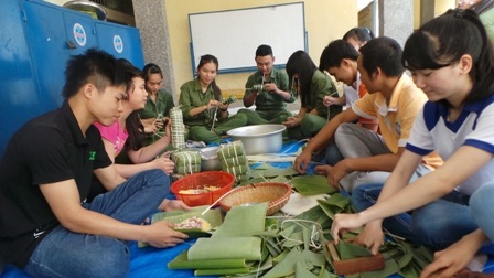 Các bạn trong câu lạc bộ Bốn Phương gói bánh cùng nhau ăn tết sớm